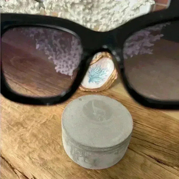 QUAY By The Way Sunglasses ~Black Frame Smoke Lens ~NEW in Case! 😎 - Picture 9 of 12